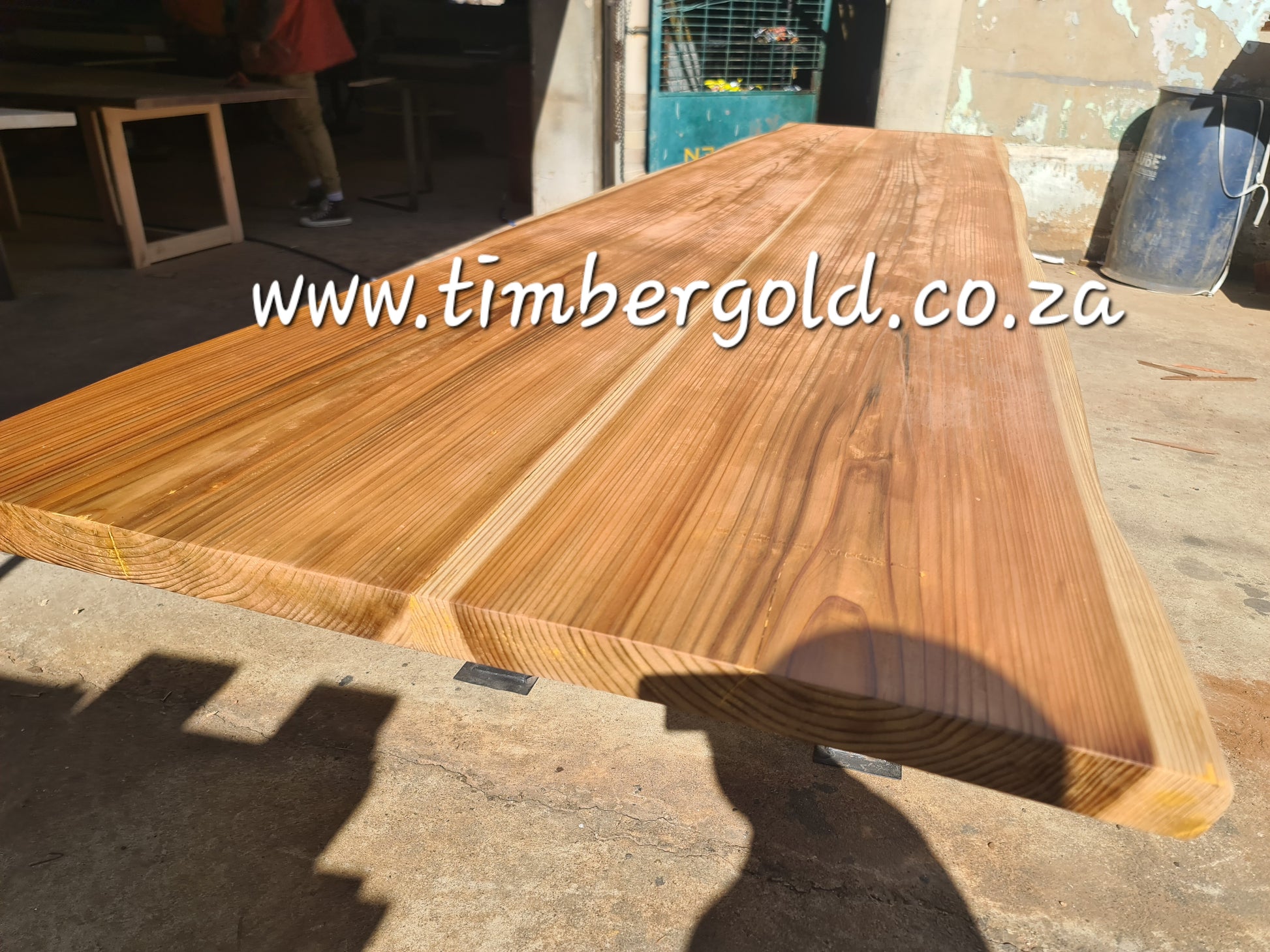 Woode dinin table