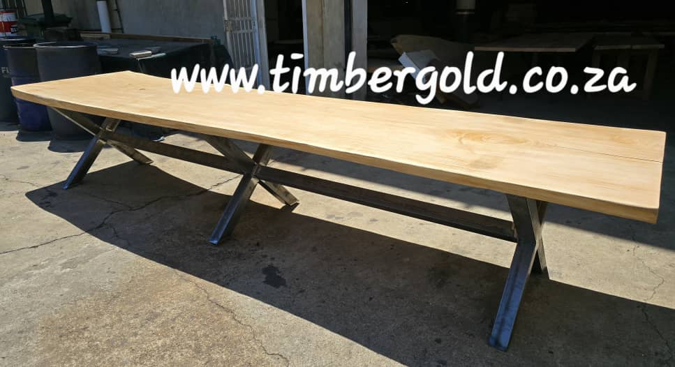 Live edge African
Sugar Maple.