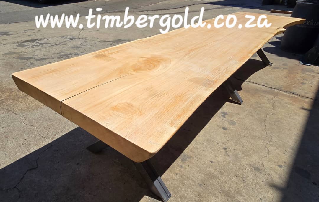 Live edge African
Sugar Maple.